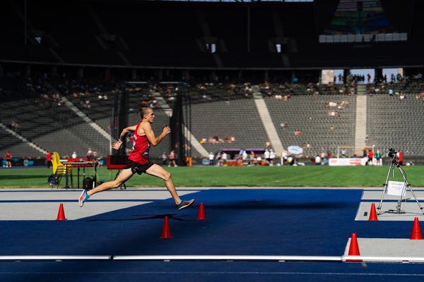 3000m Start mit Nils Huhtakangas (LG Osnabrueck) waehrend der deutschen Leichtathletik-Meisterschaften im Olympiastadion am 26.06.2022 in Berlin